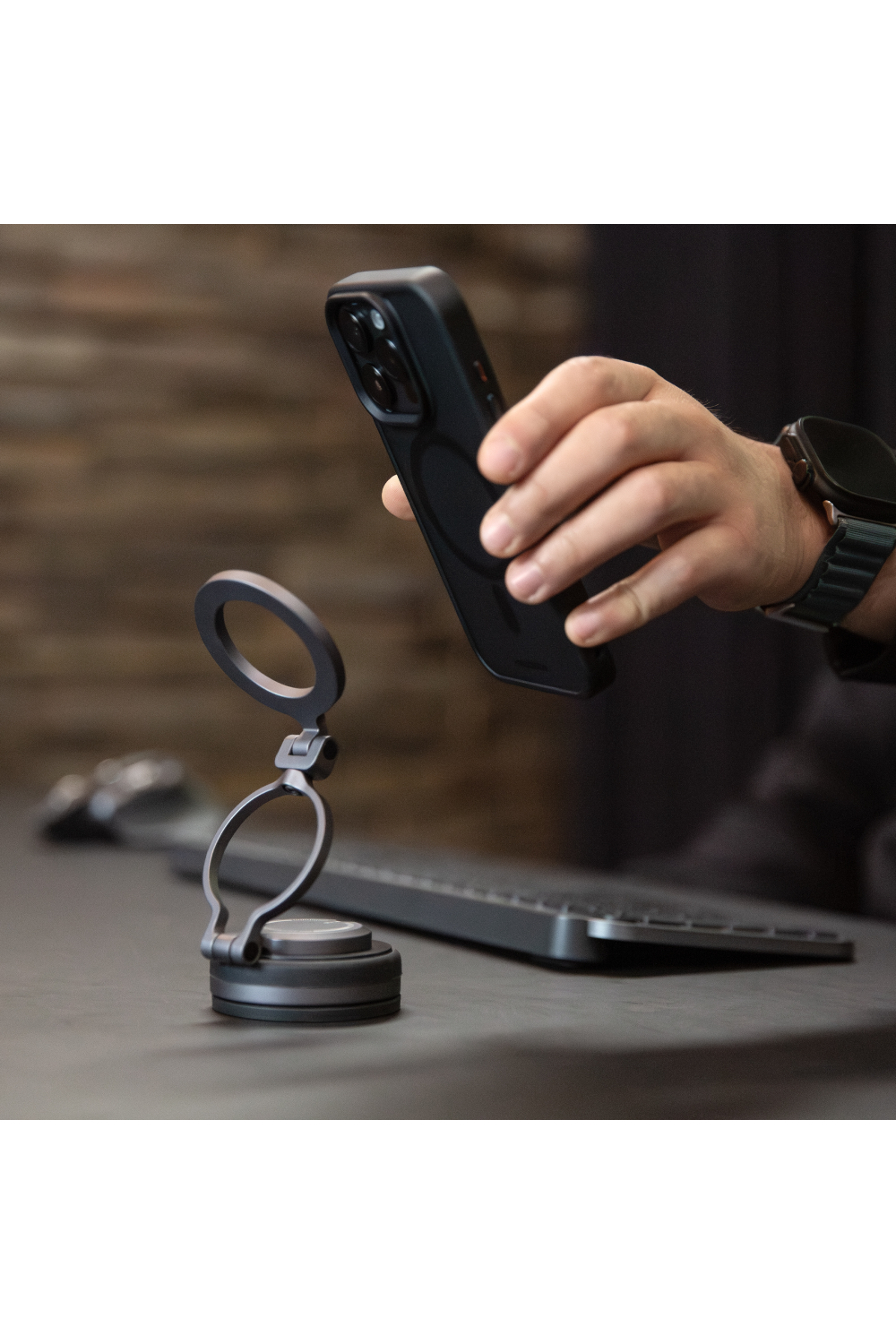 Mobilize Magsafe Compatible Phone Holder - 360° Rotatable & Foldable - Vacuum Suction - Premium Alloy - Afbeelding 9
